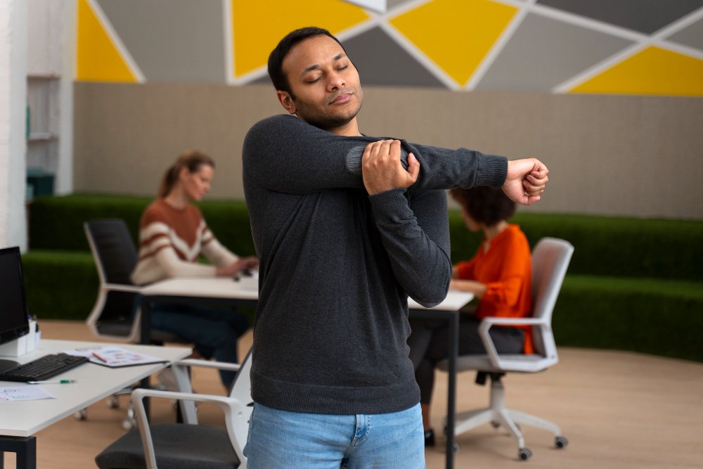 5 Alongamentos para Fazer no Trabalho e Evitar Dores